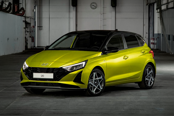 Hyundai i20 verde lima con techo negro en un garaje industrial
