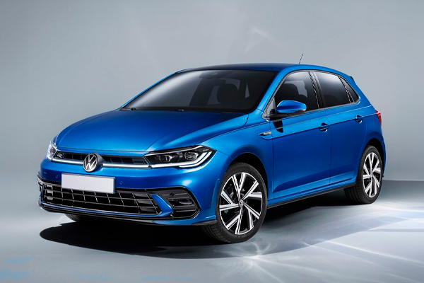 Volkswagen Polo azul sobre fondo gris