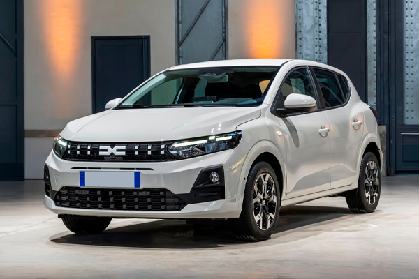 Dacia Sandero blanco en un espacio industrial