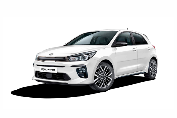 Kia Rio blanco sobre fondo blanco