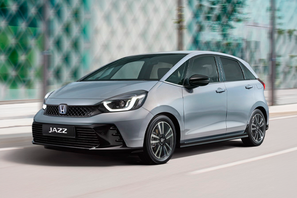 Honda Jazz gris plateado circulando por la ciudad