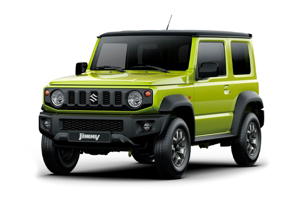 Suzuki Jimny verde lima con techo negro, faros redondos y parrilla vertical, visto en tres cuartos sobre fondo blanco