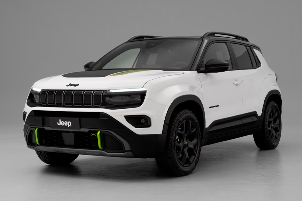 Jeep Avenger blanco con capó negro, faros finos y detalles verde lima en los bajos, sobre un fondo gris liso de estudio