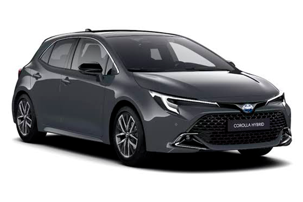 Toyota Corolla gris oscuro con llantas de aleación y parrilla ancha, visto en tres cuartos sobre fondo blanco
