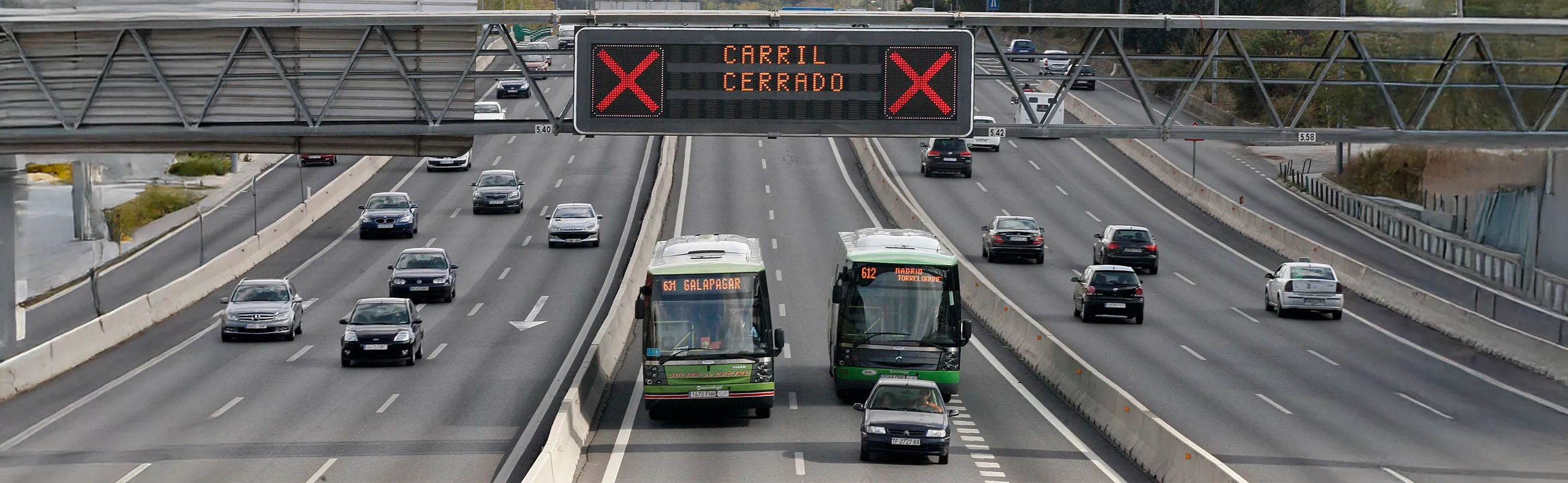 Carril cerrado en autopista con señal de tráfico que indica restricción de acceso