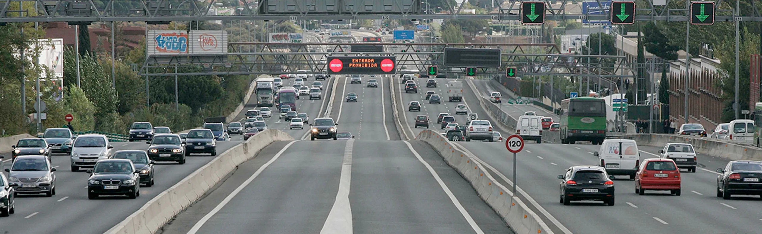 Autopista congestionada con múltiples vehículos circulando en ambas direcciones