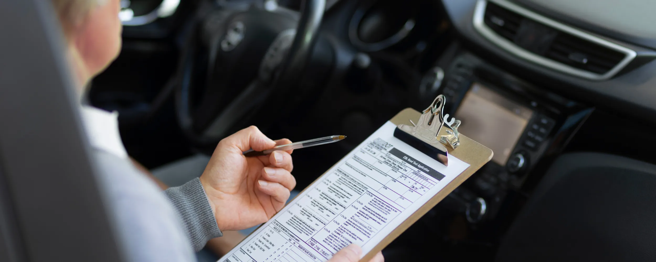 Inspector revisa documentación de solicitud del carnet de conducir automático