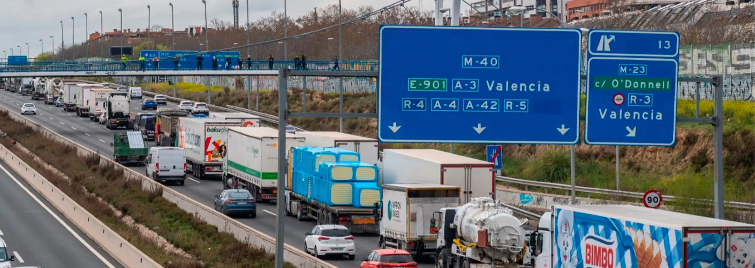 Tráfico en la M-40 de Madrid con señales de pegatina ambiental y restricciones