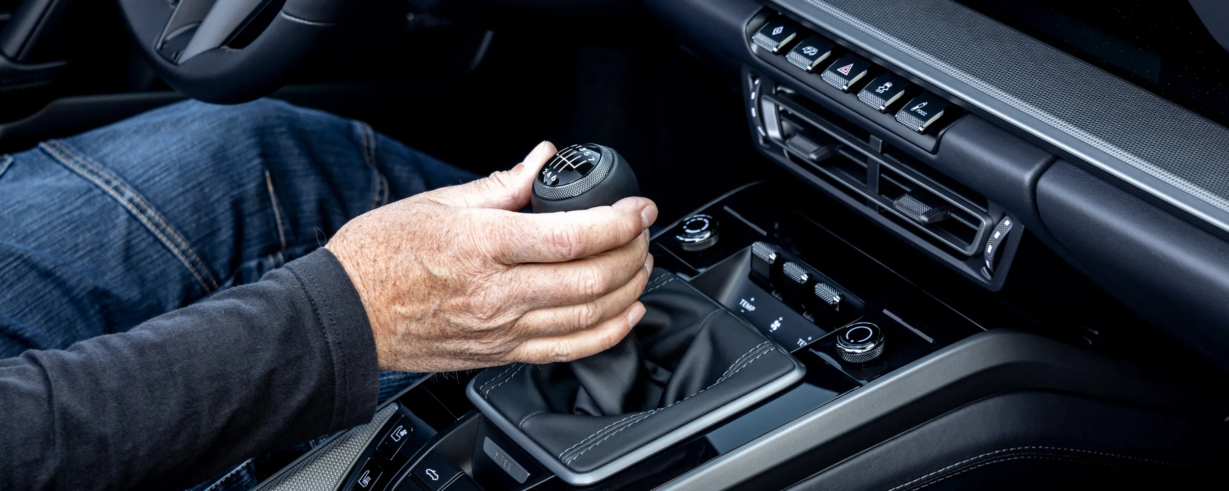 Mano sobre palanca de cambios manual en interior de coche automático