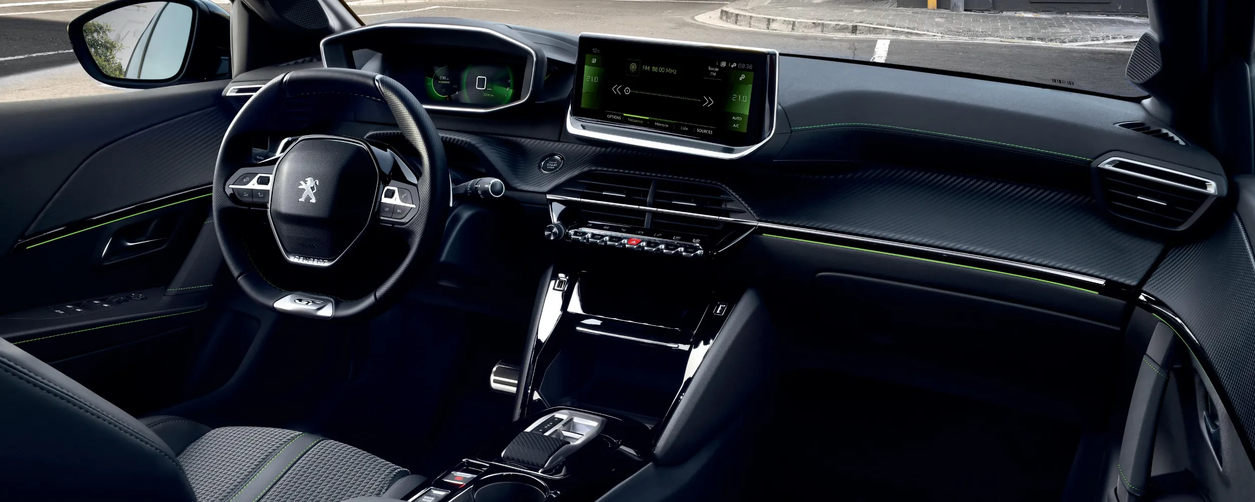Interior moderno de coche automático con pantalla táctil y volante multifunción