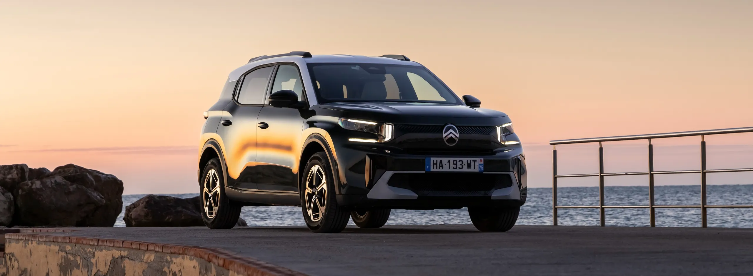 Citroën C3 Aircross negro en atardecer junto al mar con siete plazas