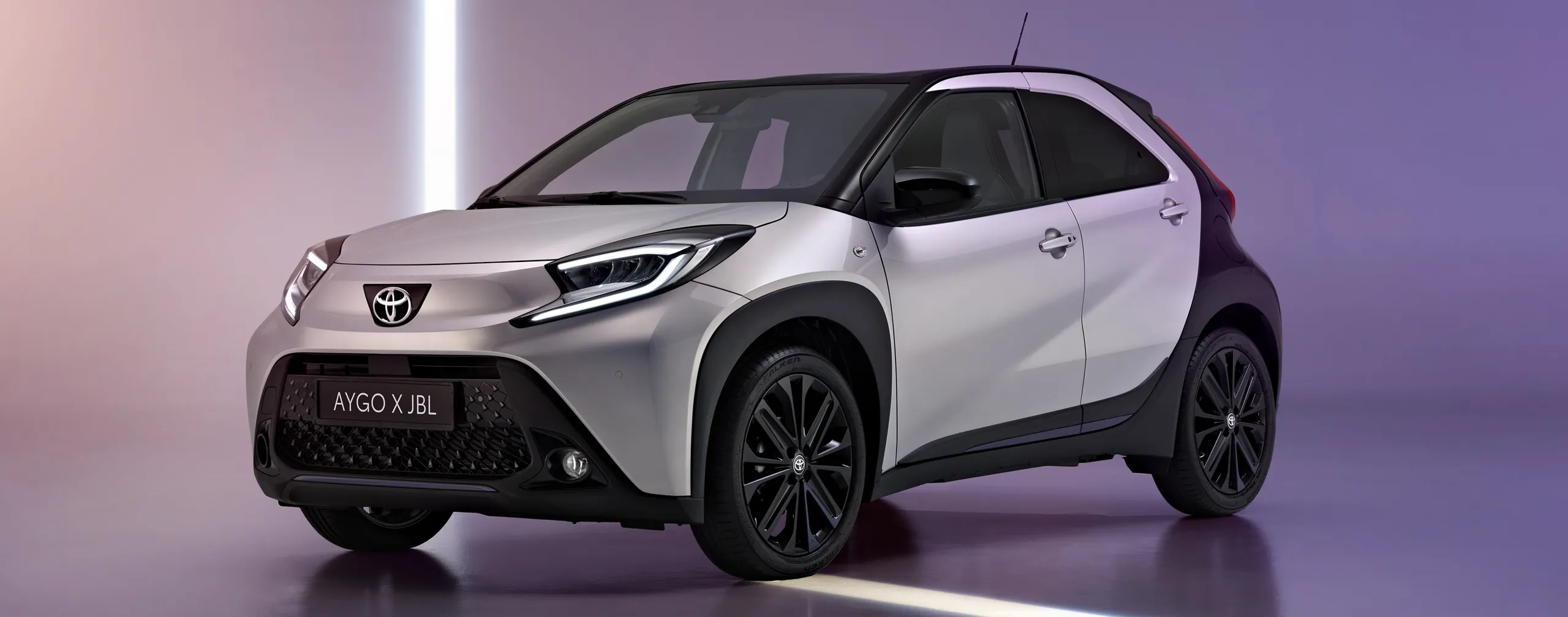 Toyota Aygo X blanco en vista lateral, SUV urbano compacto con faros LED y diseño moderno