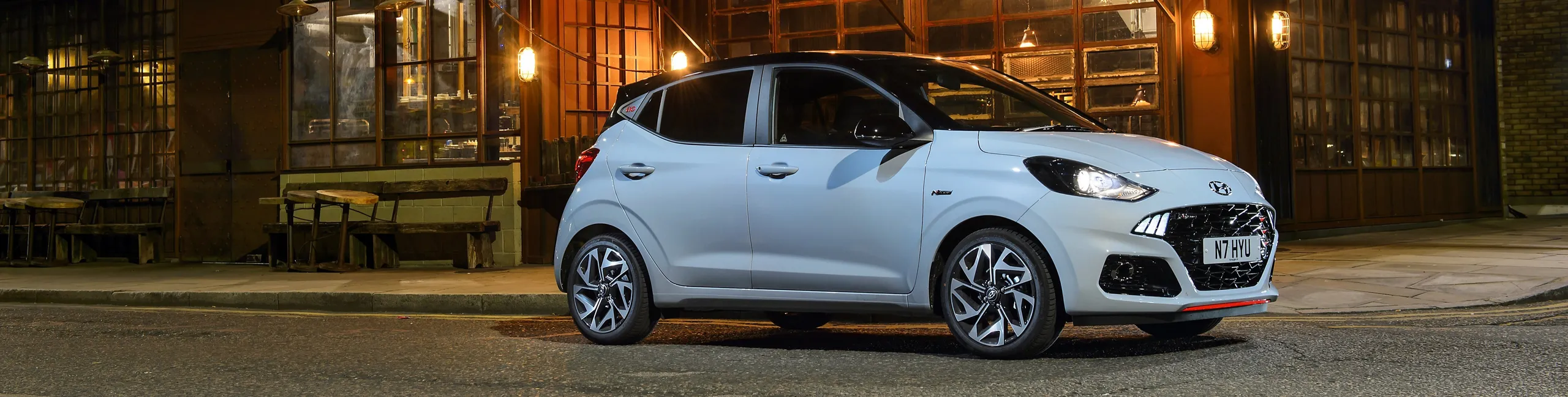 Hyundai i10 blanco automático aparcado en calle urbana nocturna