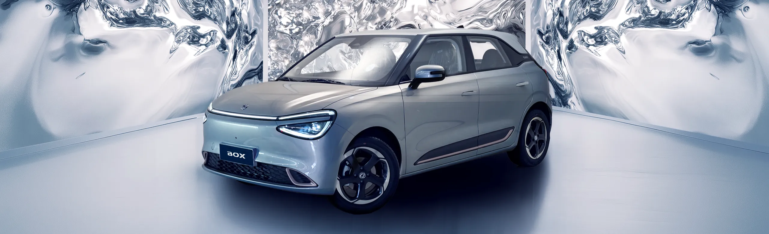 Dongfeng Box compacto eléctrico gris en entorno minimalista blanco