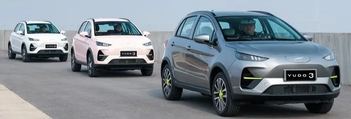 Tres modelos del Yudo 3 eléctrico chino en blanco, rosa y gris plateado