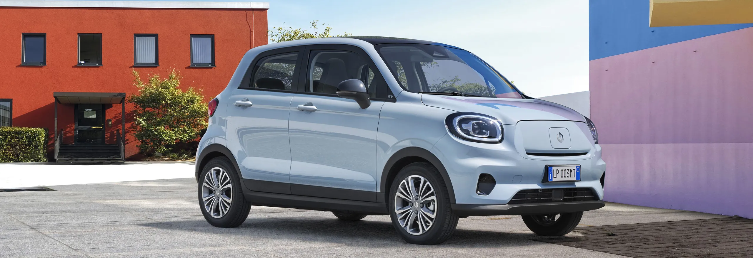 Leapmotor T03 blanco eléctrico compacto de precio reducido en entorno urbano