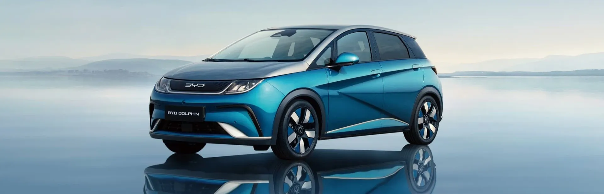 BYD Dolphin azul turquesa, vehículo eléctrico compacto con diseño moderno y aerodinámico