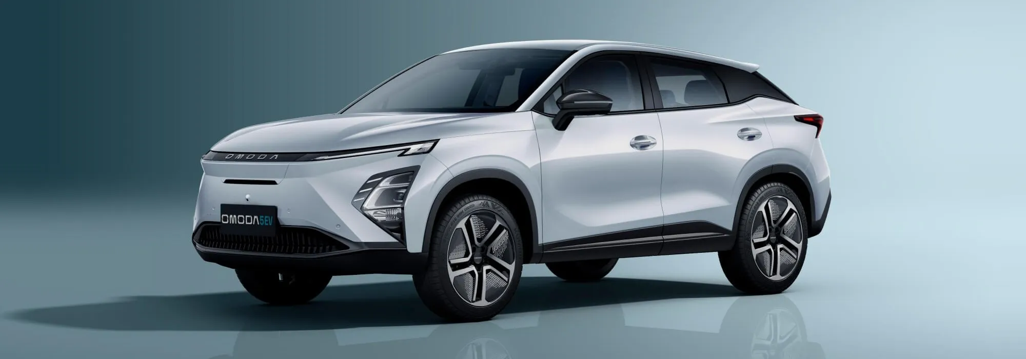 OMODA 5 EV, SUV eléctrico chino blanco con diseño futurista y llantas modernas