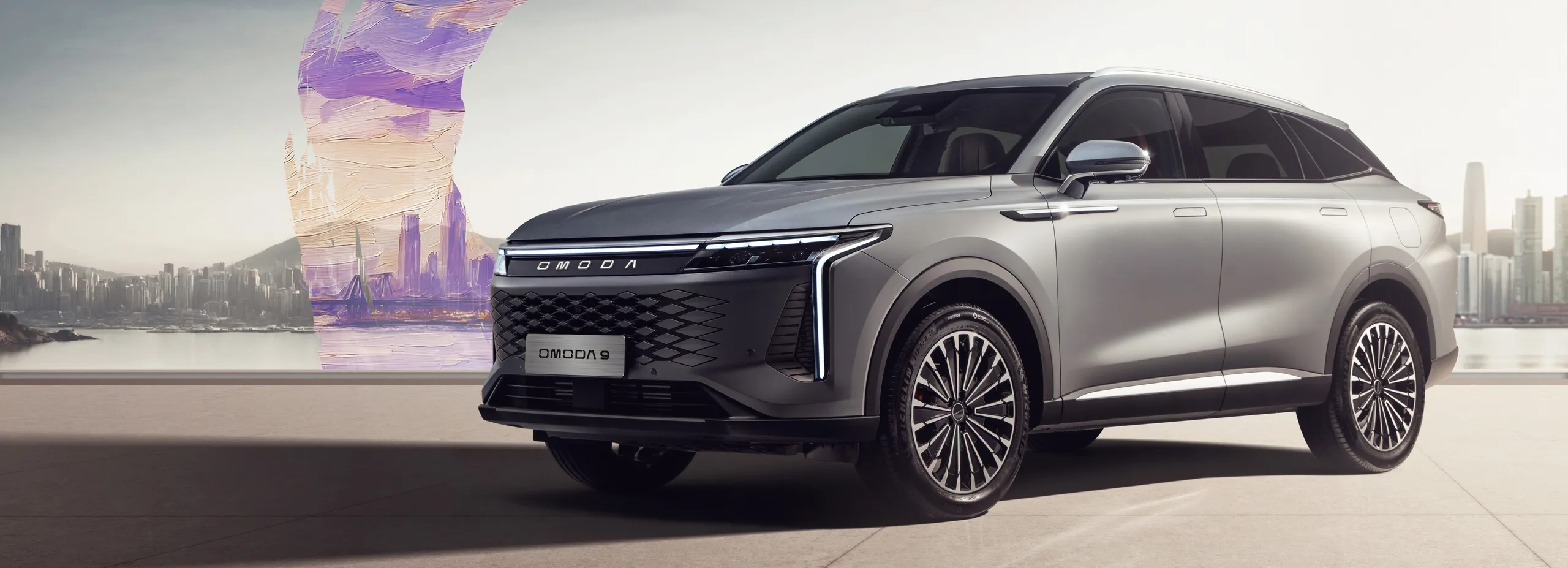 SUV plateado Qmoda 9 con diseño moderno en ciudad futurista china