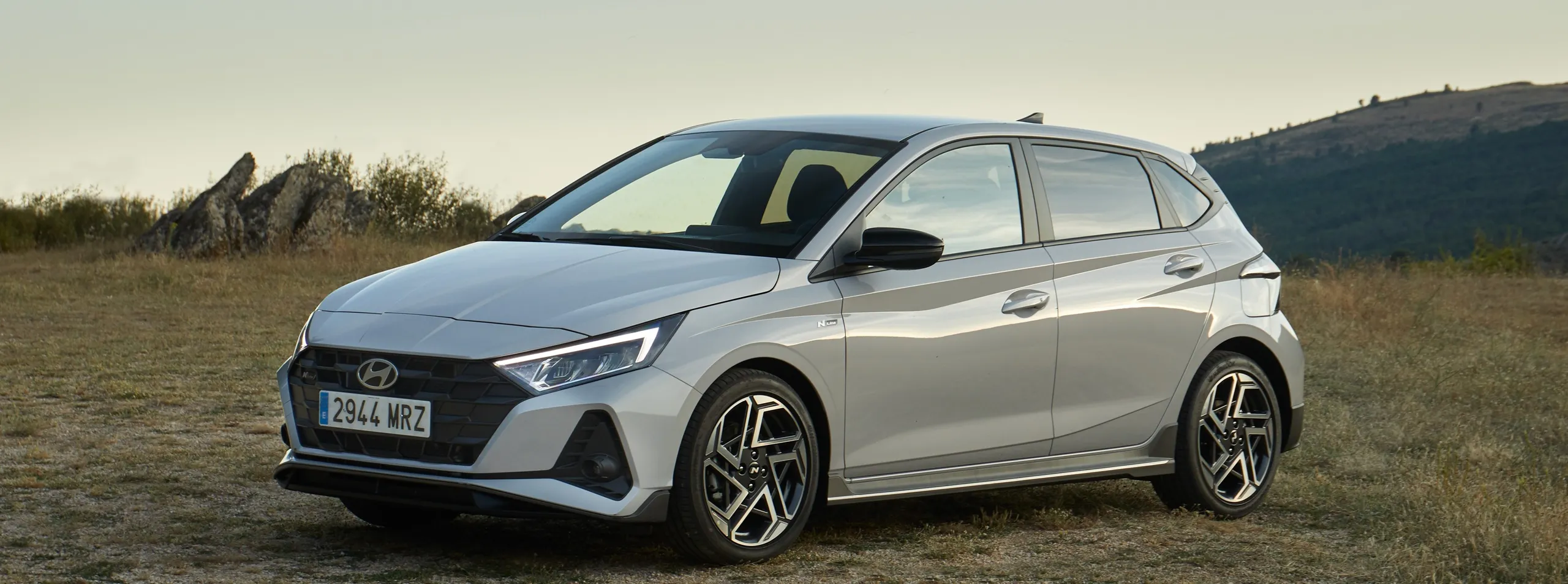 Hyundai i20 N blanco deportivo de segunda mano con llantas de aleación