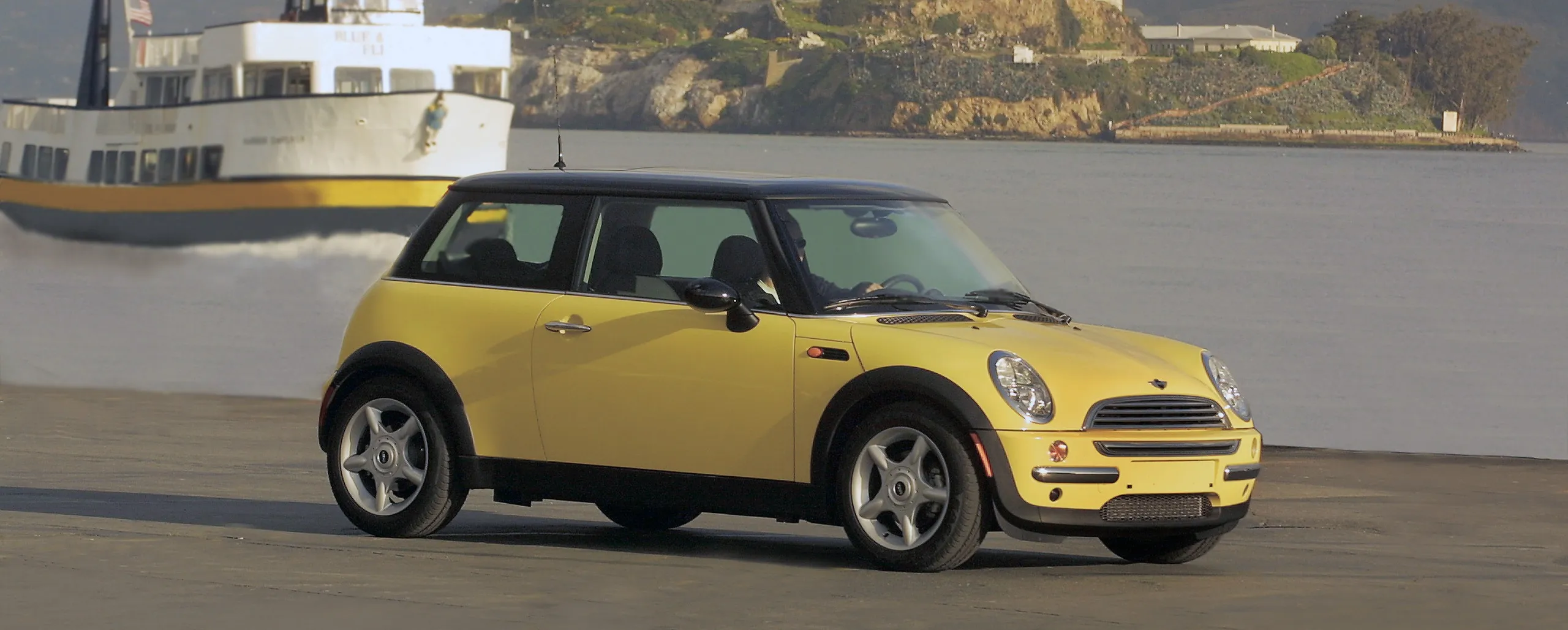 Mini Cooper amarillo deportivo de segunda mano visto de perfil