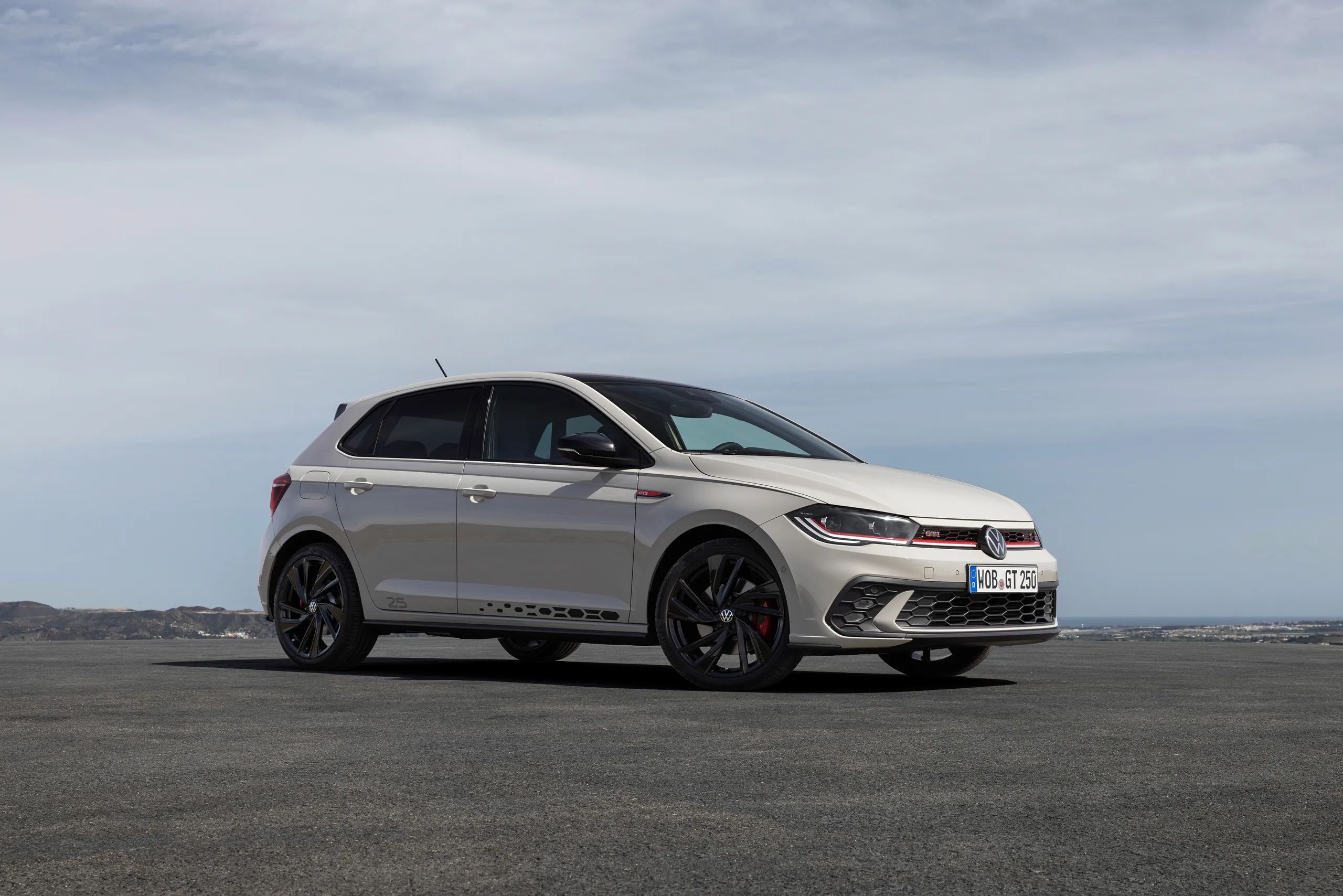 Volkswagen GTI blanco deportivo de ocasión con diseño aerodinámico y moderno