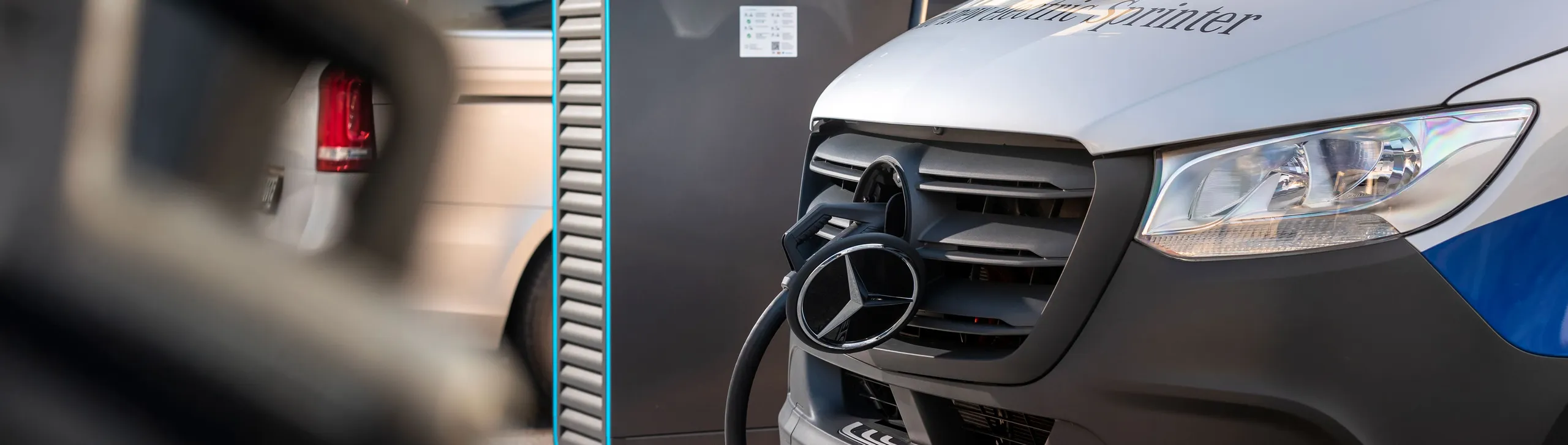 Mercedes eléctrico compacto enchufándose a estación de carga en garaje