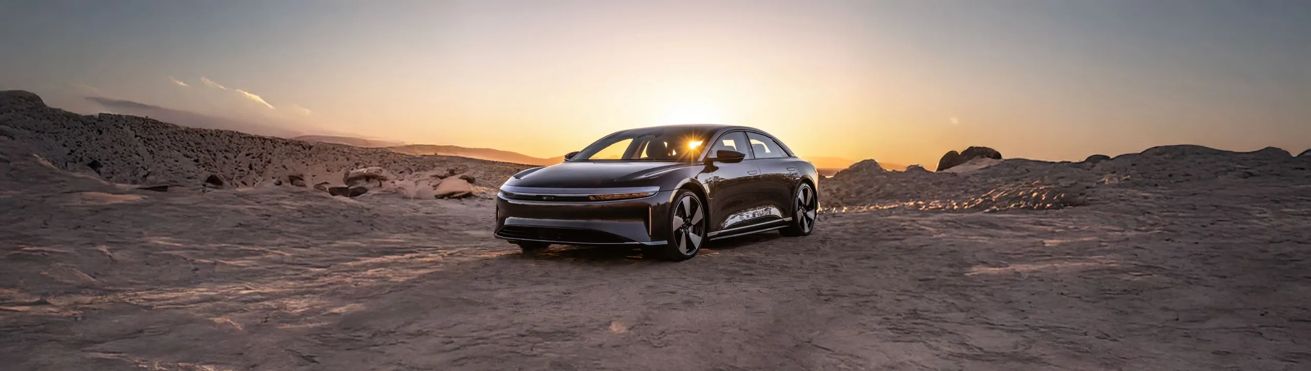 Lucero eléctrico Lucid en el desierto al atardecer con autonomía superior