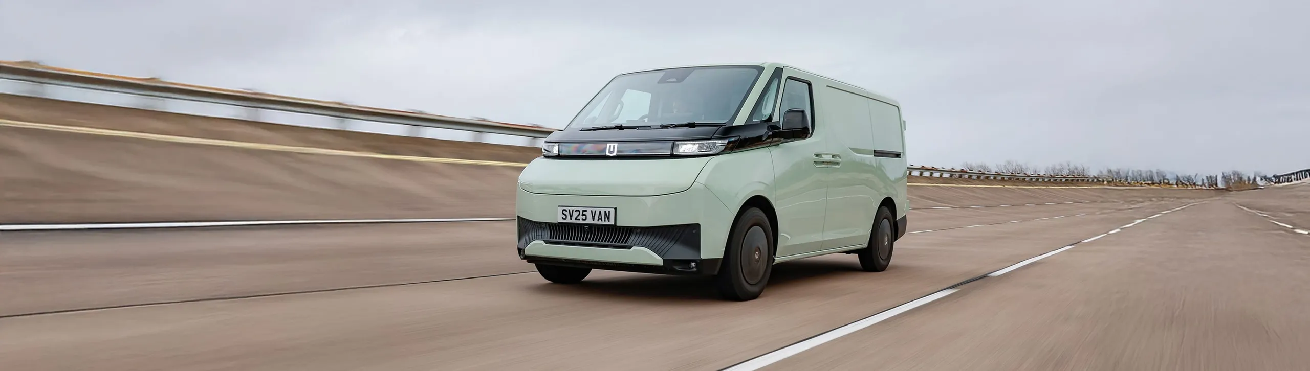 Renault Master E-Tech eléctrica circulando en carretera con 460km de autonomía