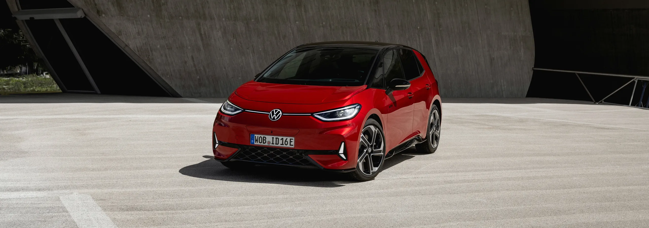 Volkswagen ID.3 rojo, pequeño coche eléctrico moderno con diseño deportivo