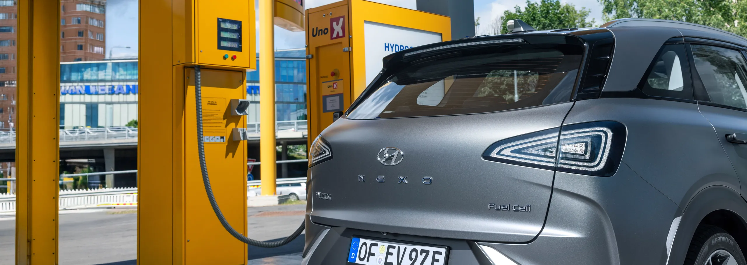 Hyundai de hidrógeno recargando en estación de combustible amarilla
