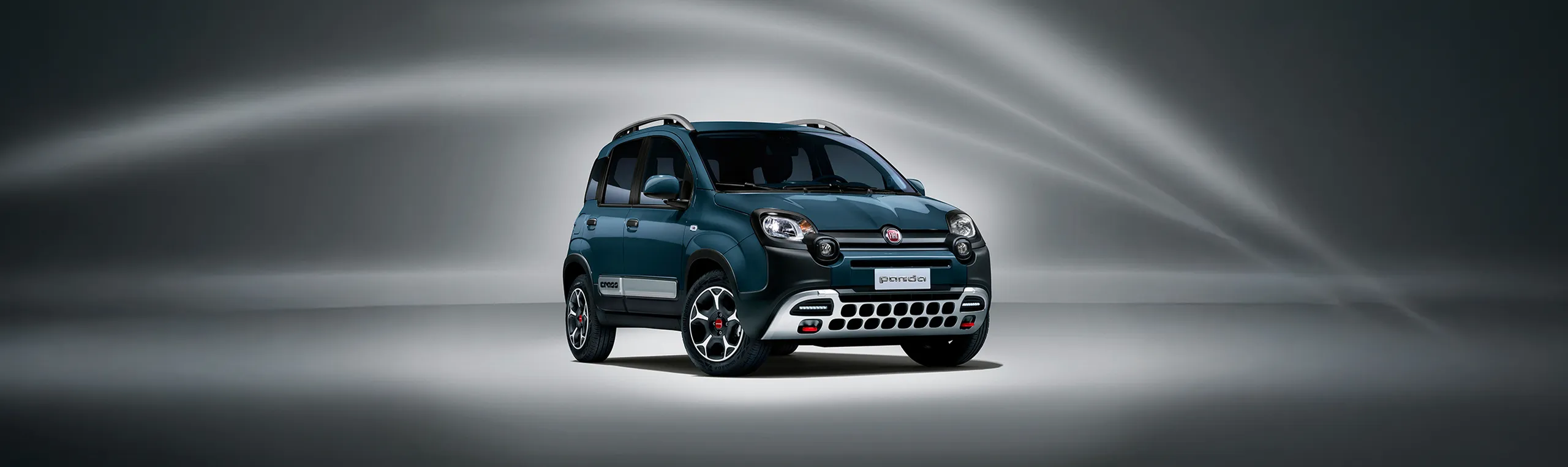 Fiat Panda 4x4 azul turquesa en fondo gris, vehículo compacto económico