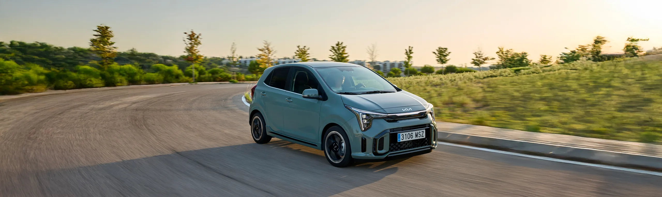 Kia Picanto azul circulando por carretera, uno de los coches más baratos de 2025