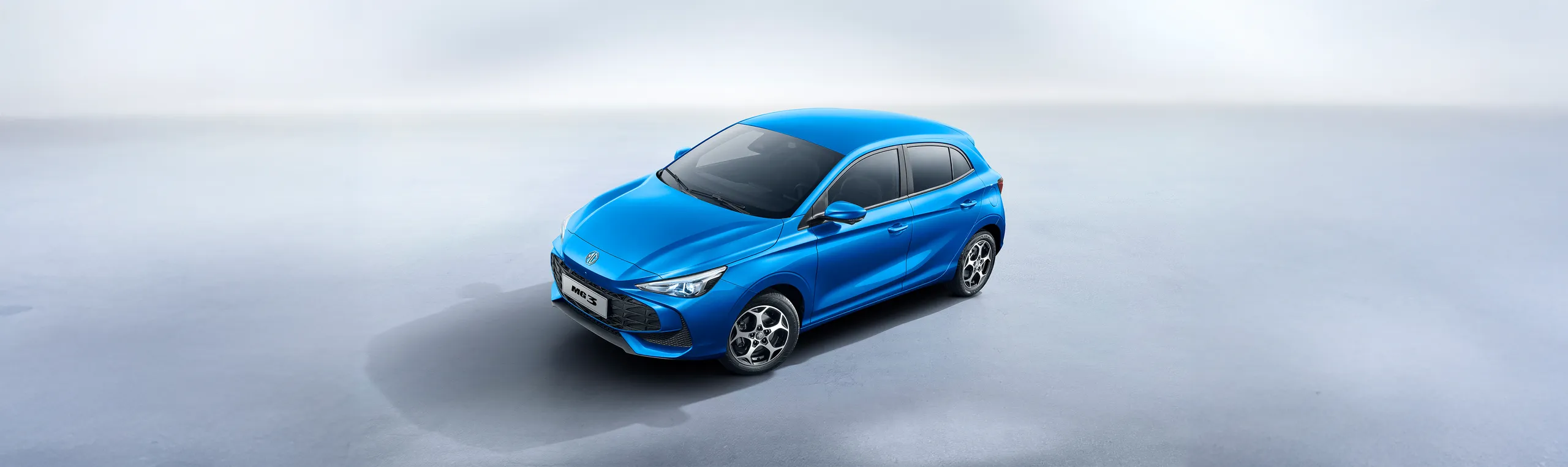 Coche compacto azul económico, opción asequible para conductores urbanos