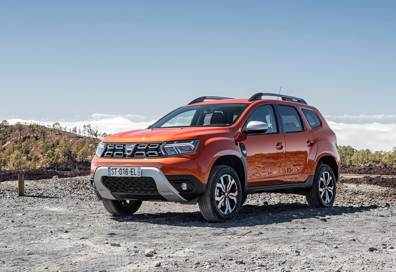 Dacia Duster naranja en terreno rocoso, SUV familiar ideal para viajes con mascotas