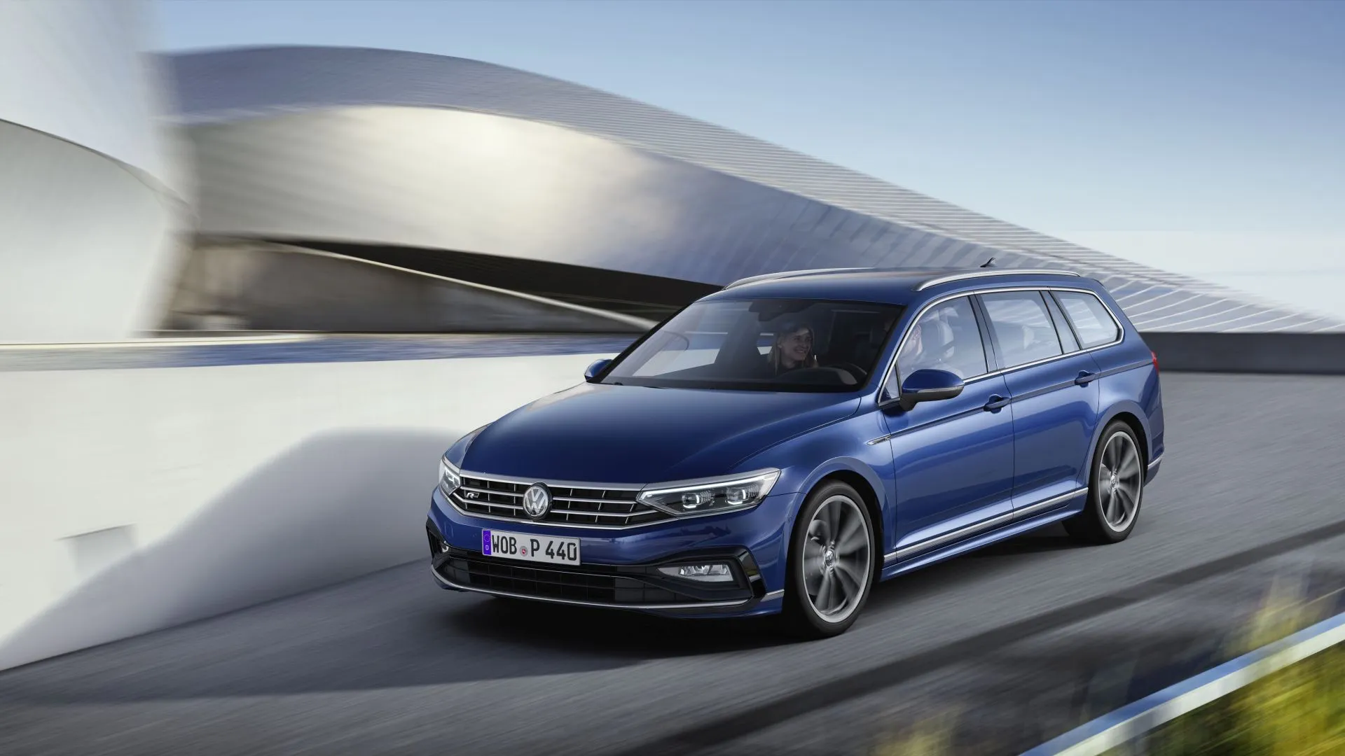 Volkswagen Passat Variant azul circulando en carretera para viajar con mascotas