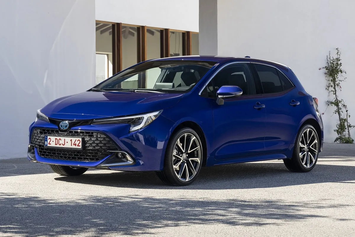 Toyota Corolla azul familiar con amplio maletero para viajar con mascotas