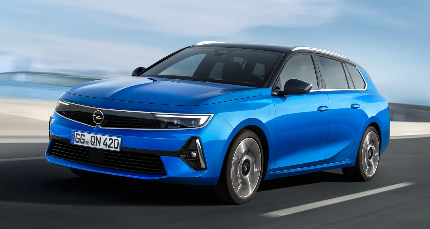 Opel Astra Sports Tourer azul en carretera, espacioso familiar para viajar con mascotas