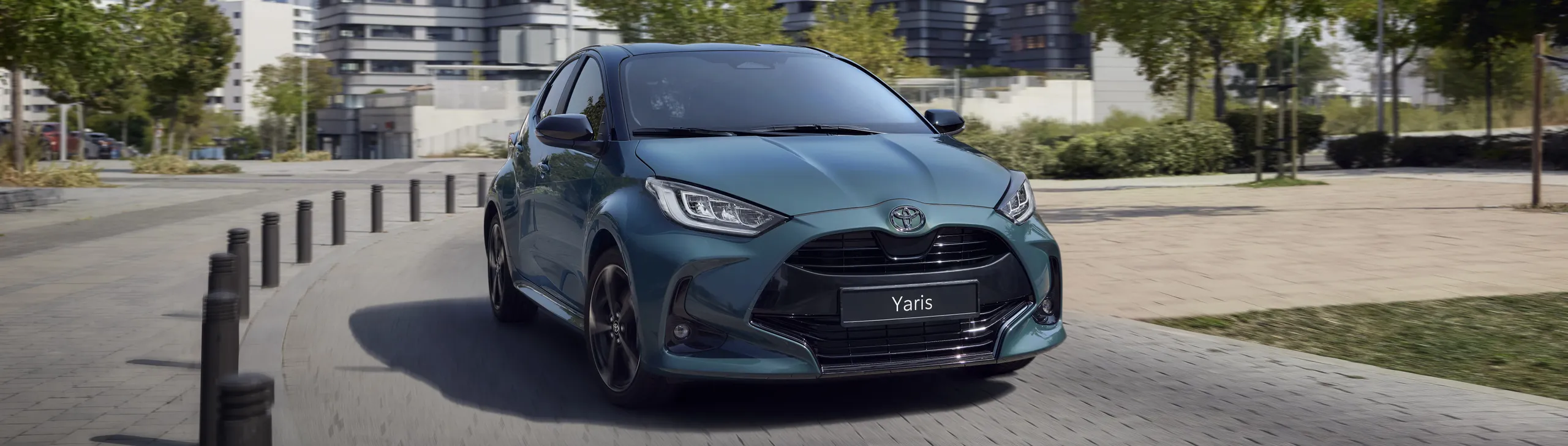 Toyota Yaris híbrido azul aparcado en zona urbana con edificios