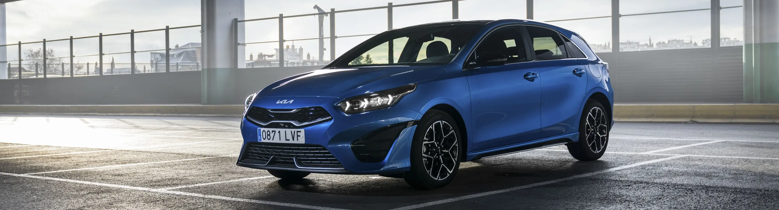 Kia Ceed azul en parking elevado con diseño moderno y accesible