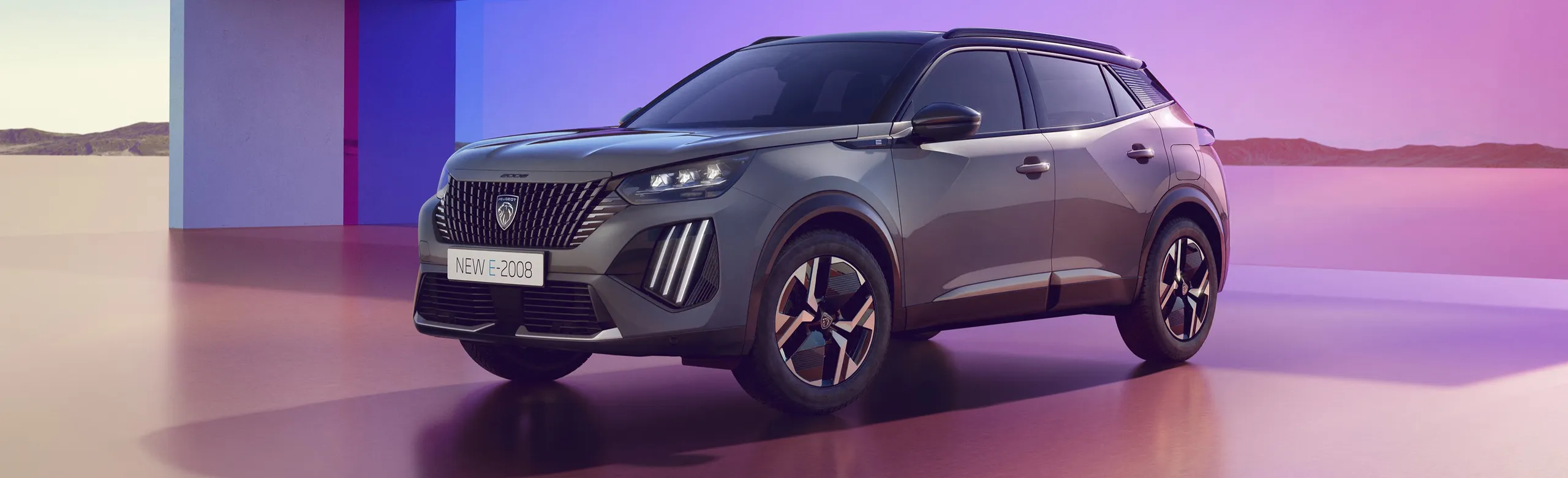 Peugeot E-2008 SUV gris con diseño premium y llantas deportivas en exposición