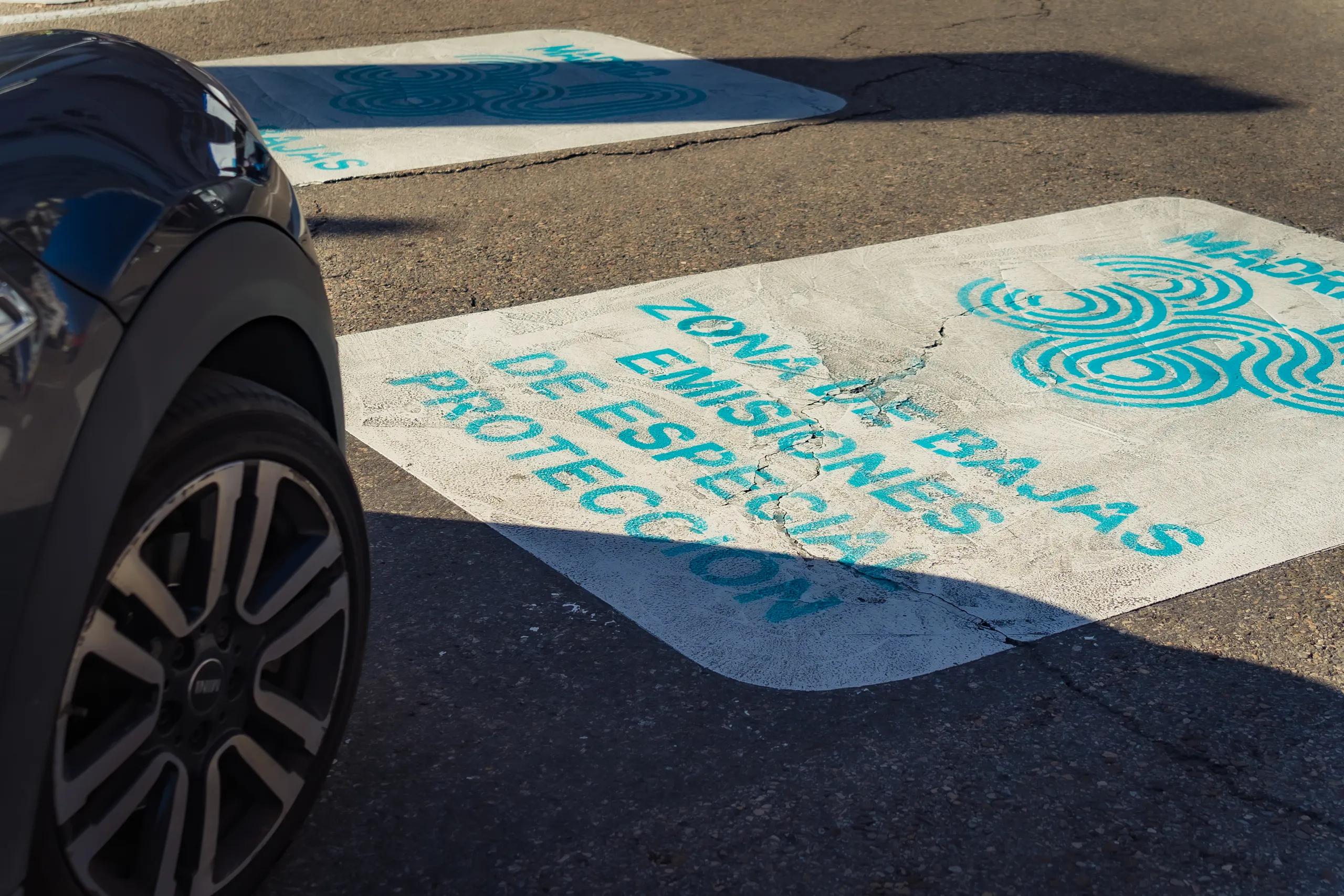 Señal de Zona de Bajas Emisiones en Madrid con rueda de coche sin etiqueta ambiental