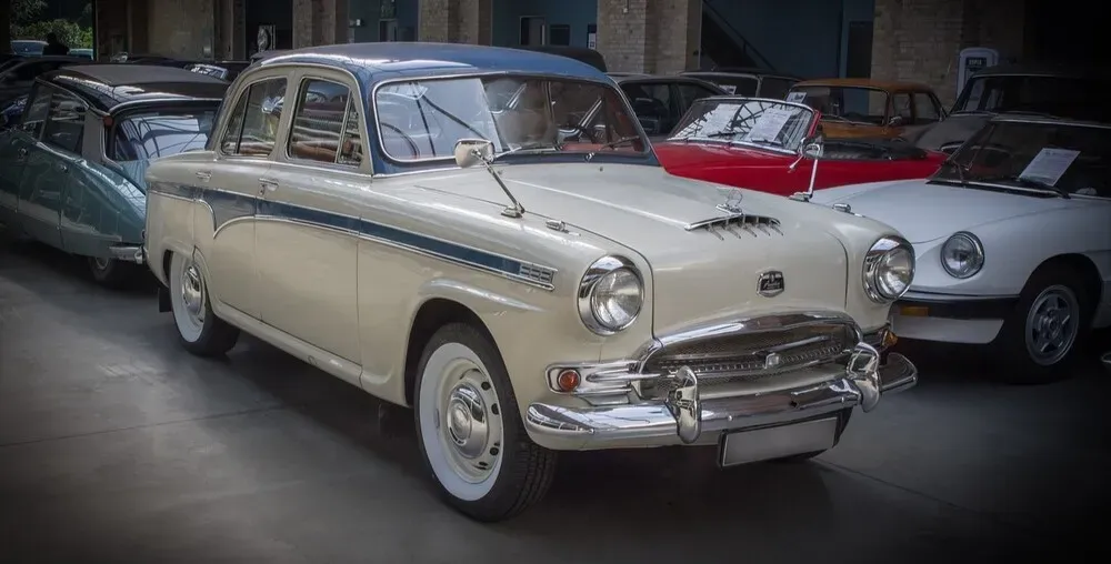 Varios coches clásicos y vintage en subasta de vehículos de ocasión