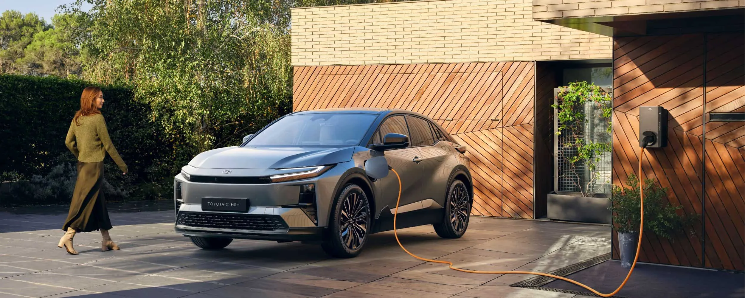 Toyota C-HR+ cargando en casa mediante punto de carga doméstico