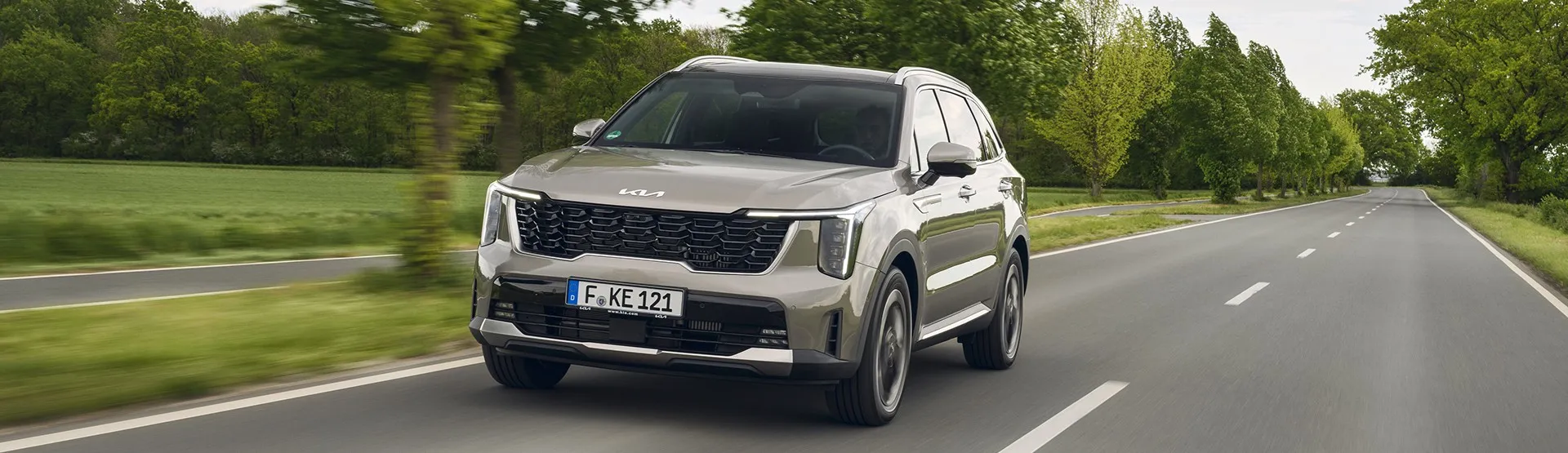 Kia Sorento blanco circulando por autopista, SUV familiar de lujo perfecto para familias