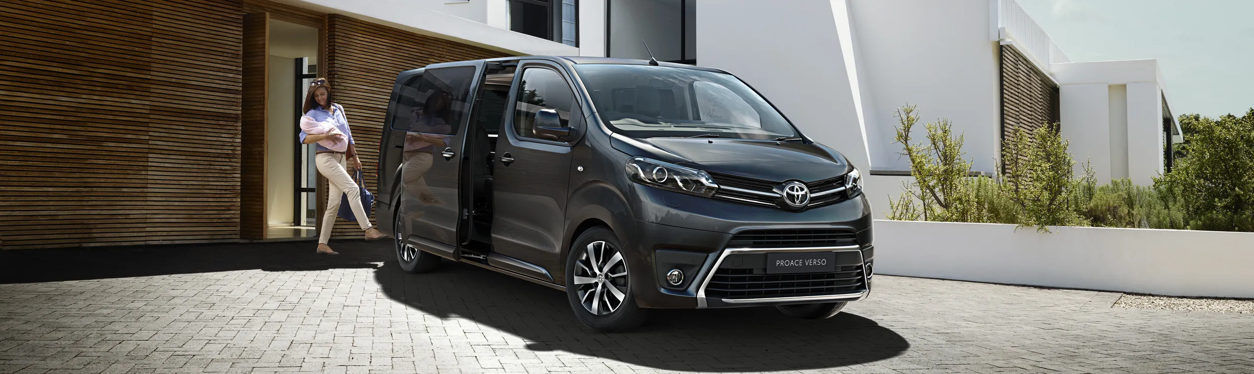 Toyota Proace Verso familiar con puertas abiertas en garaje moderno
