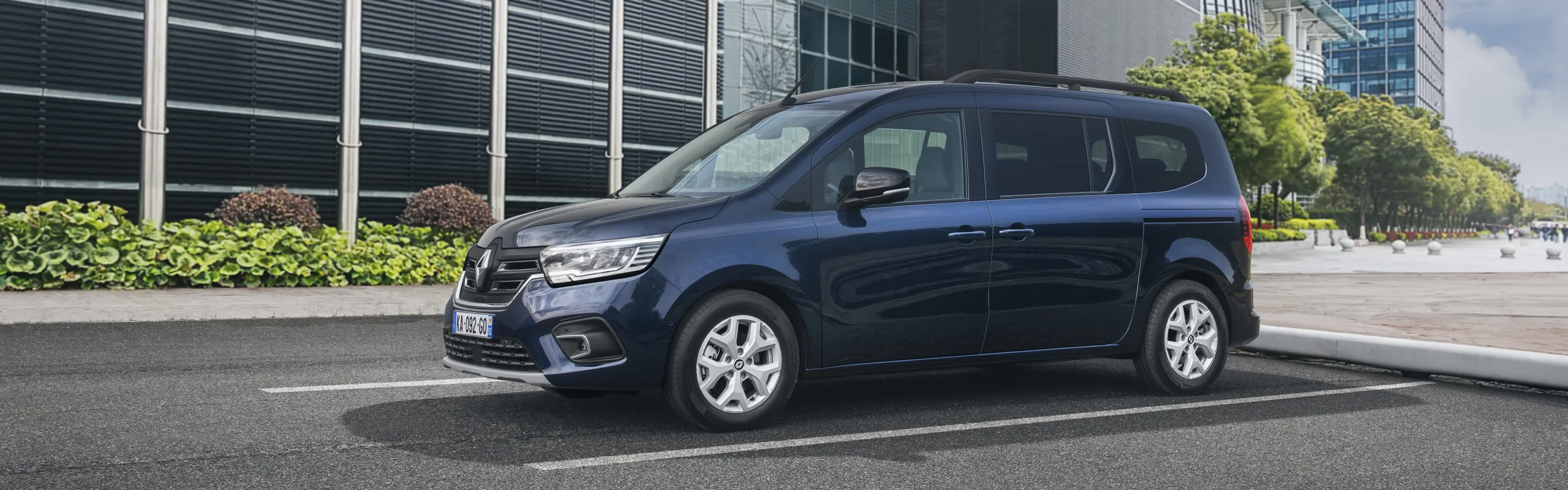 Renault Kangoo azul marino, monovolumen familiar con espacio para familias numerosas