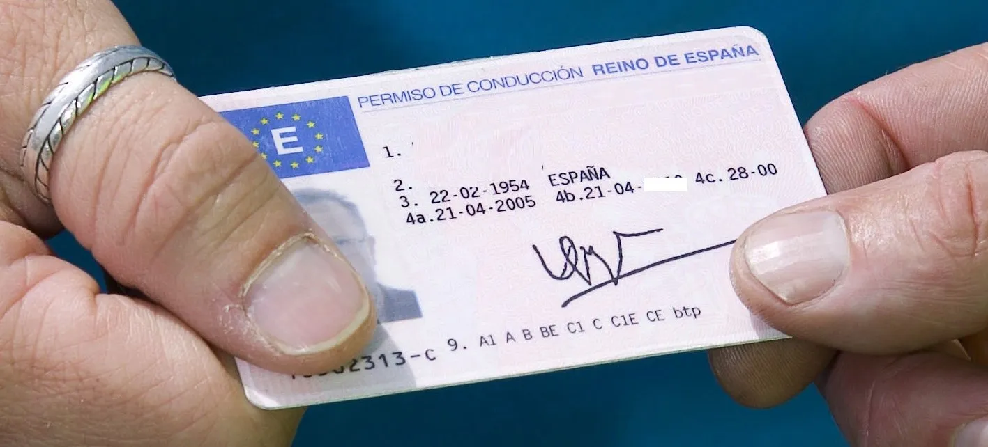 Permiso de conducción español con fecha de validez y categorías de vehículos autorizados