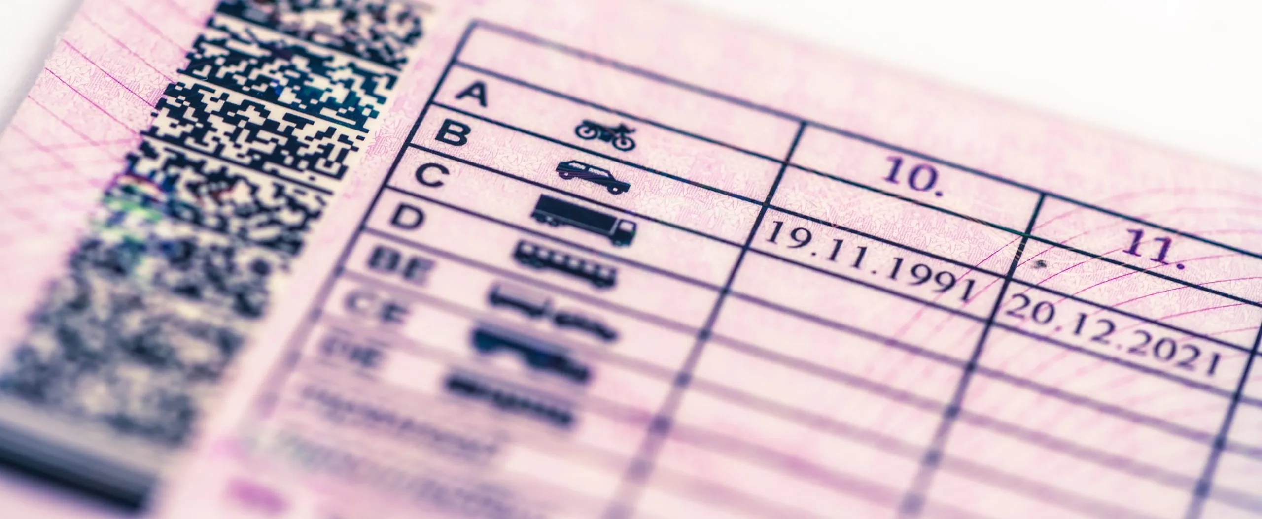 Detalle de la tarjeta de inspección técnica de un vehículo con fechas de revisión