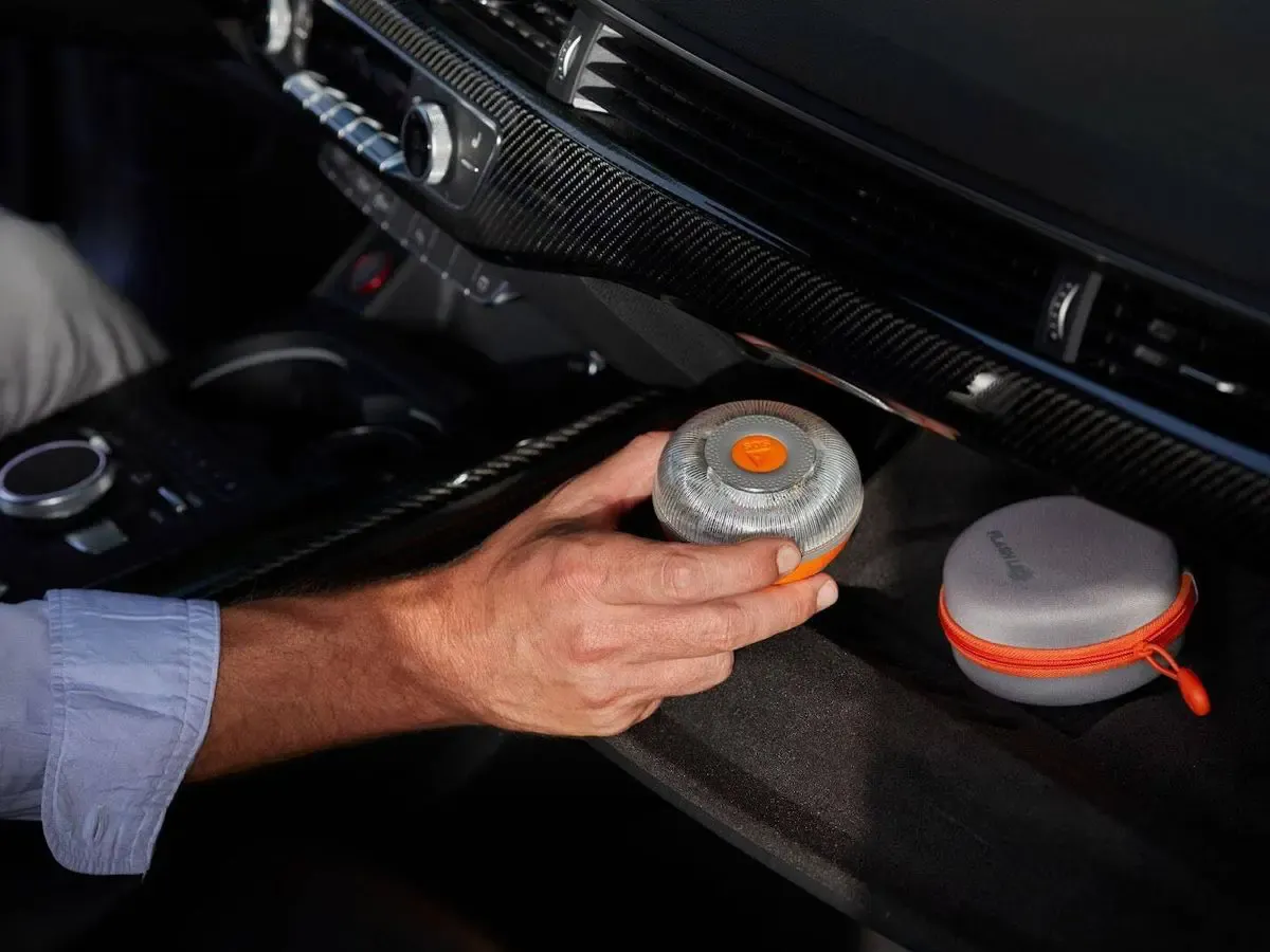 Baliza V16 en estuche de transporte dentro del coche, lista para uso inmediato
